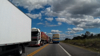 Resultado de imagem para imagem gif caminhão estrada